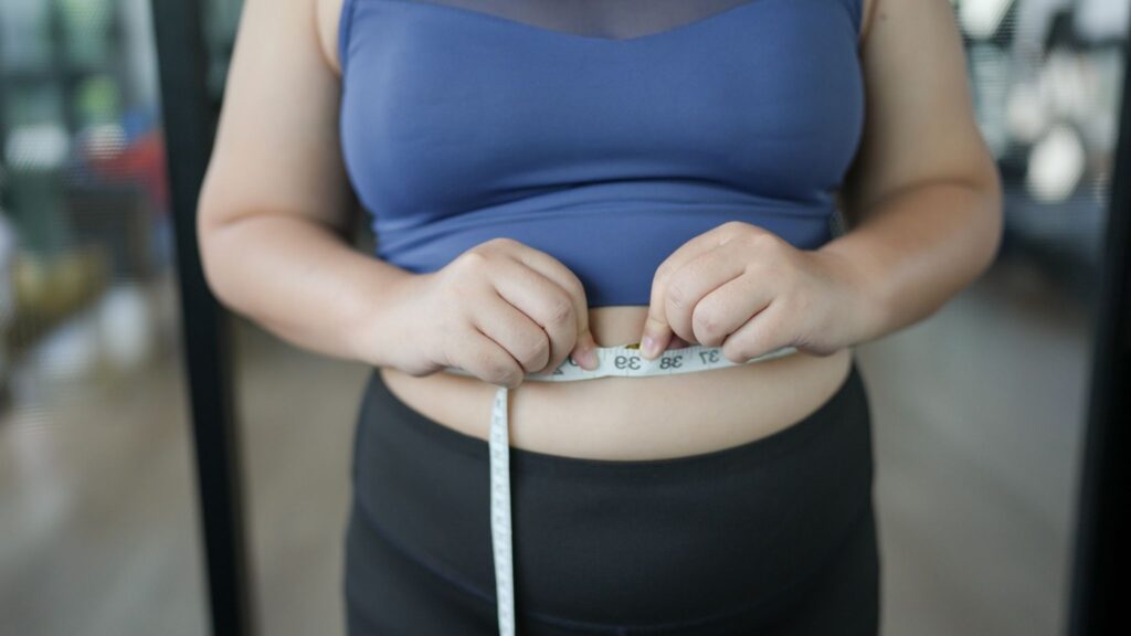 Redução de hormônios eleva colesterol ruim na menopausa. (Foto: Charliepix via Canva)