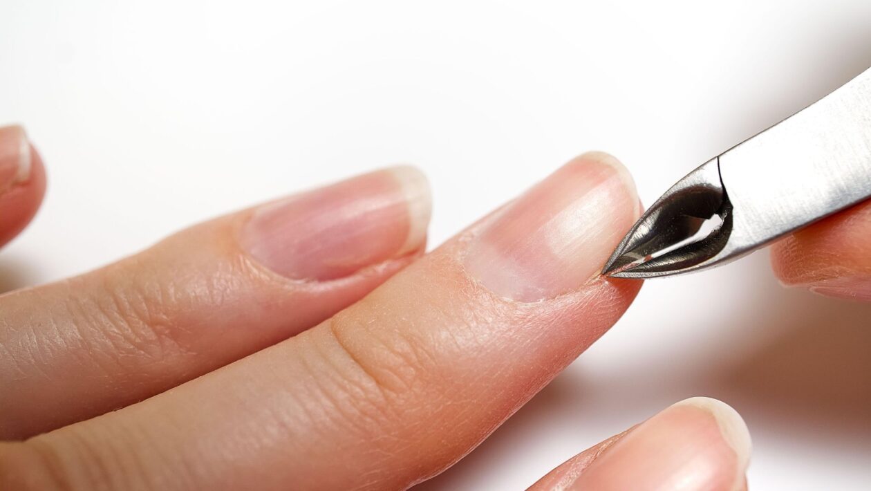 Hábito de cortar cutículas aumenta infecções. (Foto: Alamy via Canva)