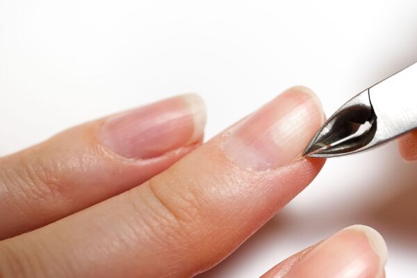 Hábito de cortar cutículas aumenta infecções. (Foto: Alamy via Canva)