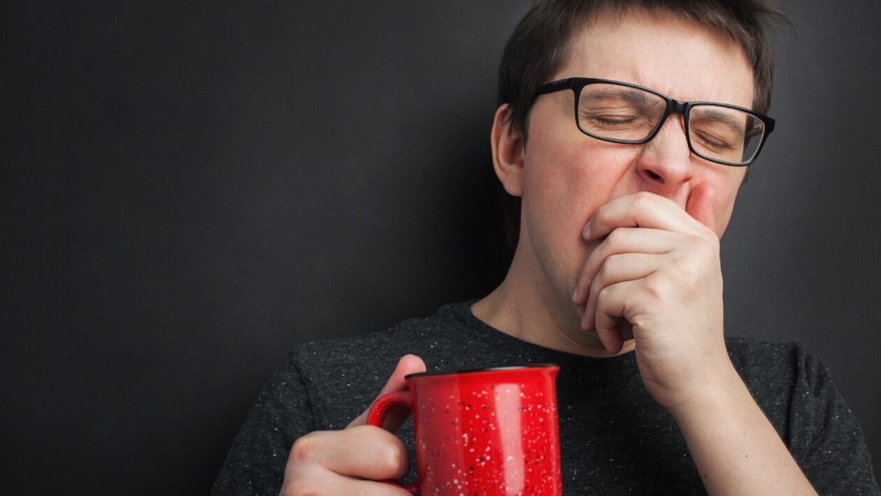 Pequenos hábitos matinais modulam hormônios e disposição. (Foto: Vasiliybudarinphotos via Canva)