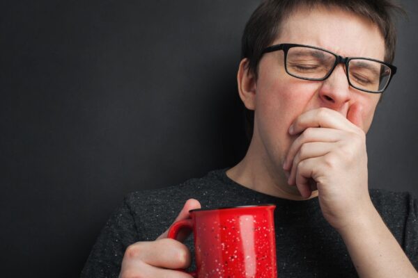 Pequenos hábitos matinais modulam hormônios e disposição. (Foto: Vasiliybudarinphotos via Canva)