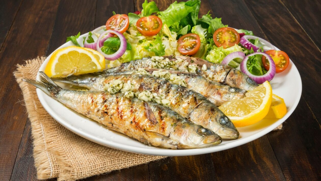 Sardinha oferece ômega-3 essencial para a saúde cardíaca. (Foto: Getty Images via Canva)