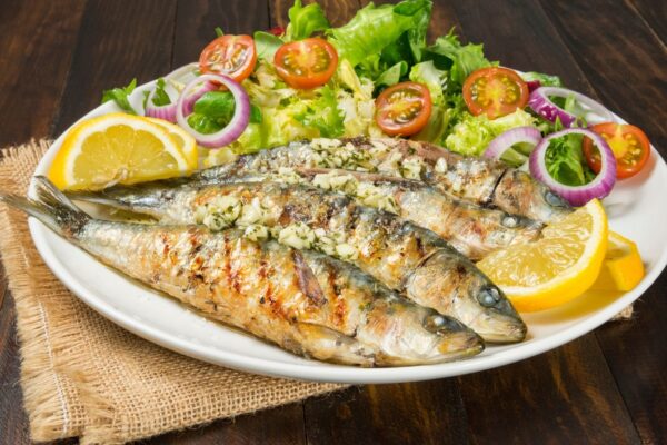 Sardinha oferece ômega-3 essencial para a saúde cardíaca. (Foto: Getty Images via Canva)