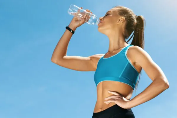 Hidrate-se e mantenha suas artérias funcionando melhor. (Foto: Getty Images via Canva)
