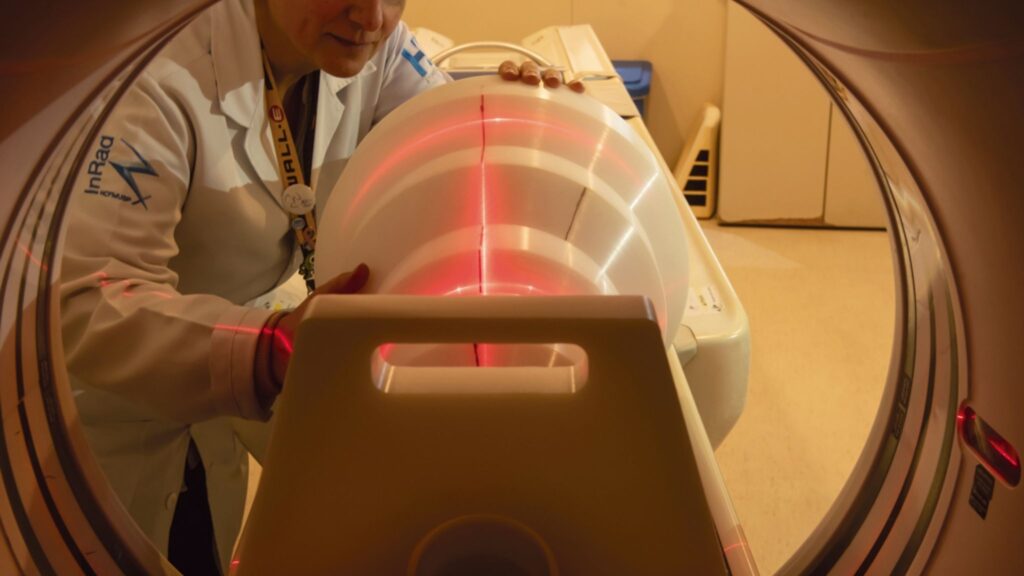 Simulação de tomografia computadorizada utilizando o modelo desenvolvido na USP. (Foto: Léo Ramos Chaves/Revista Pesquisa FAPESP)