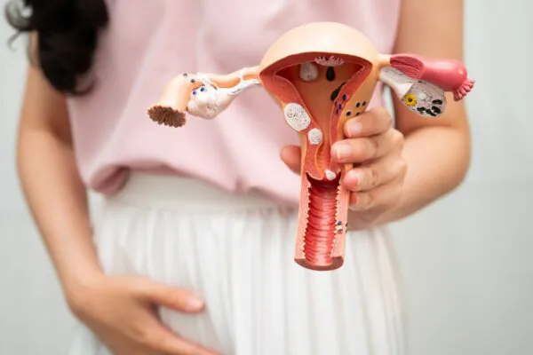 Mulheres pós-menopausa devem observar sinais de câncer uterino. (Foto: Pamai's Images via Canva)