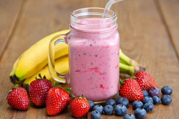 Smoothies ajudam na hidratação e no equilíbrio nutricional. (Foto: Pixabay via Canva)
