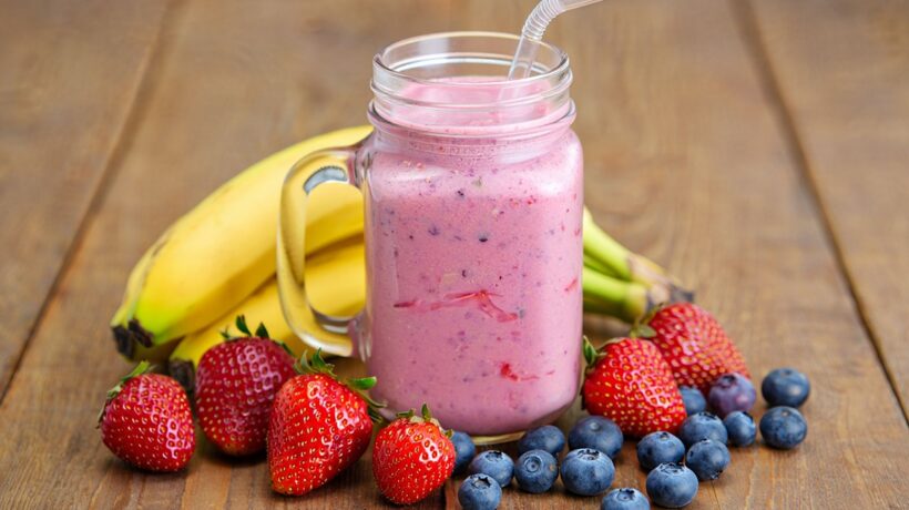 Smoothies ajudam na hidratação e no equilíbrio nutricional. (Foto: Pixabay via Canva)