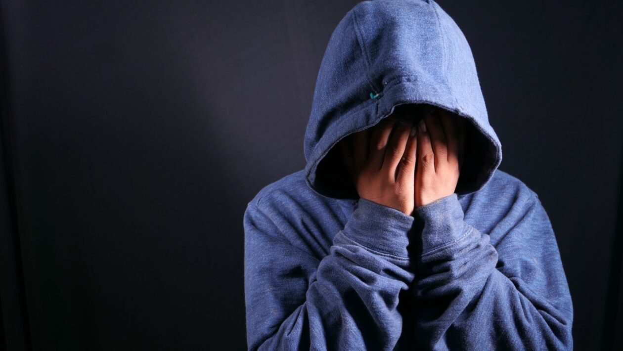 Solidão crônica acelera o envelhecimento do cérebro. (Foto: Towfiqu Barbhuiya via Canva)