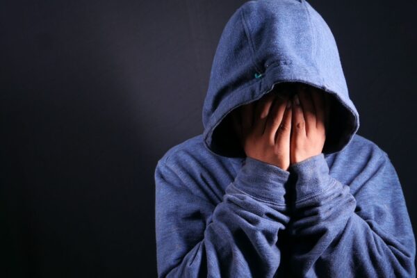 Solidão crônica acelera o envelhecimento do cérebro. (Foto: Towfiqu Barbhuiya via Canva)