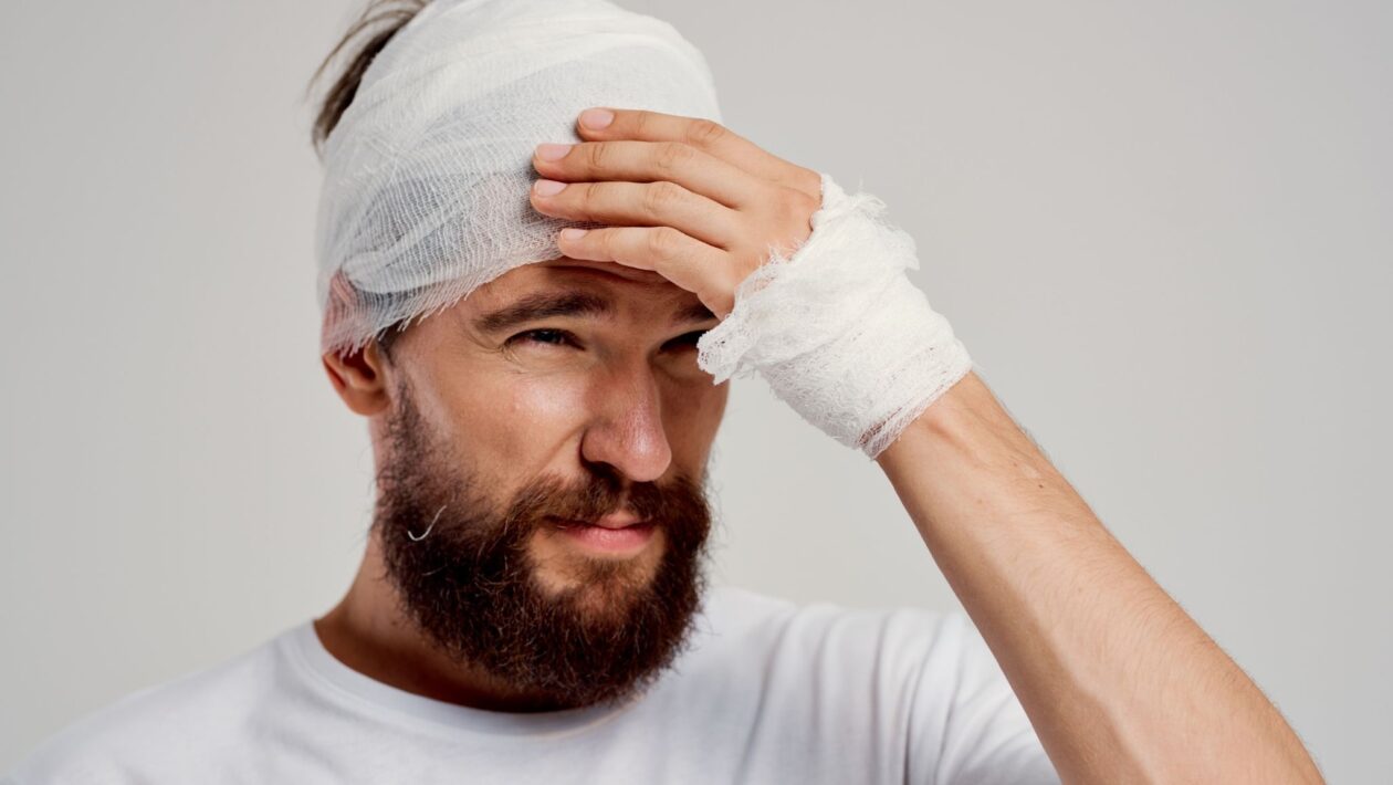 Lesões na cabeça podem acelerar danos no cérebro. (Foto: Getty Images via Canva)