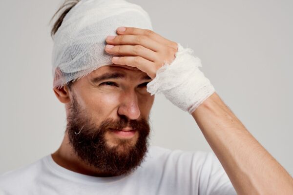 Lesões na cabeça podem acelerar danos no cérebro. (Foto: Getty Images via Canva)