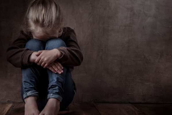 Experiências adversas precoces afetam saúde física e emocional. (Foto: Getty Images via Canva)