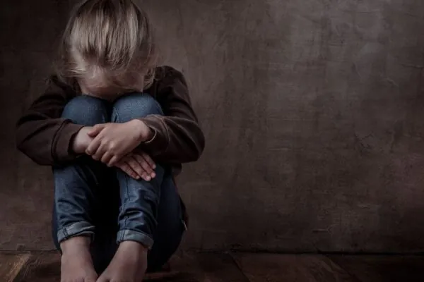 Experiências adversas precoces afetam saúde física e emocional. (Foto: Getty Images via Canva)