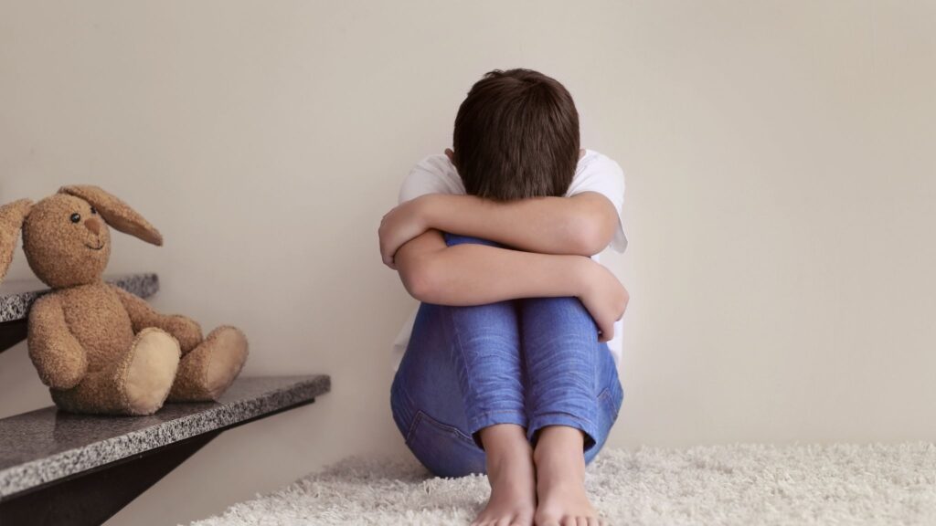 Trauma não tratado gera impactos permanentes na vida adulta. (Foto: Pixelshot via Canva)