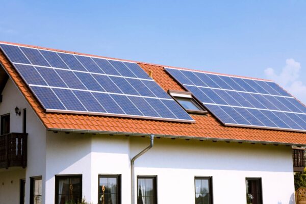 Brasileiros apoiam energia limpa, mas adesão prática ainda é baixa. (Imagem: Getty Images/ Canva Pro)