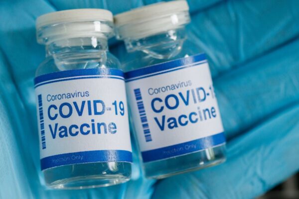 Estudo mostra menor risco de miocardite em vacinados. (Foto: Getty Images via Canva)