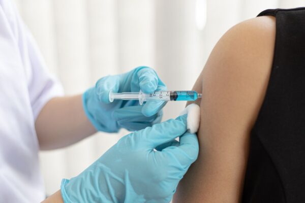 Vacina reduz em mais de 80% o risco de internação. (Foto: 89Stocker via Canva)