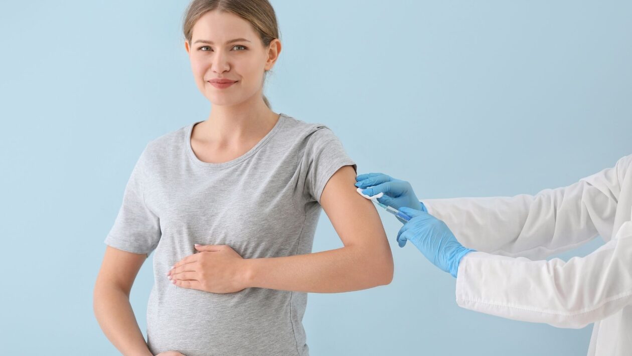 Vacina materna protege bebês da bronquiolite grave. (Foto: Pixelshot via Canva)