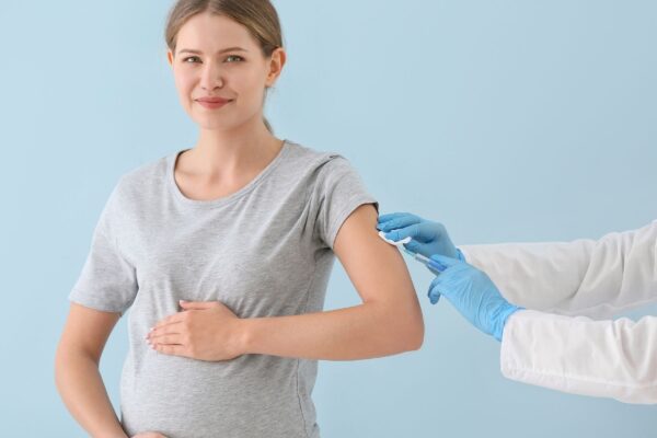 Vacina materna protege bebês da bronquiolite grave. (Foto: Pixelshot via Canva)