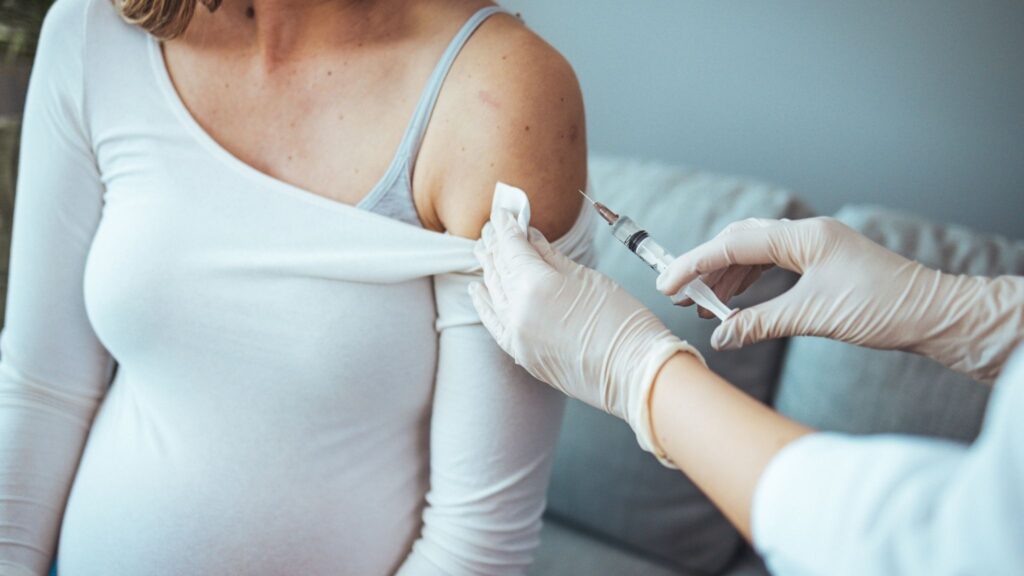 Gestantes podem se vacinar a partir da 28ª semana. (Foto: Getty Images via Canva)