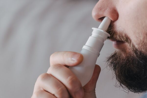 Vacina nasal estimula imunidade local contra coqueluche. (Foto: Jacqueline Caballero Images via Canva)