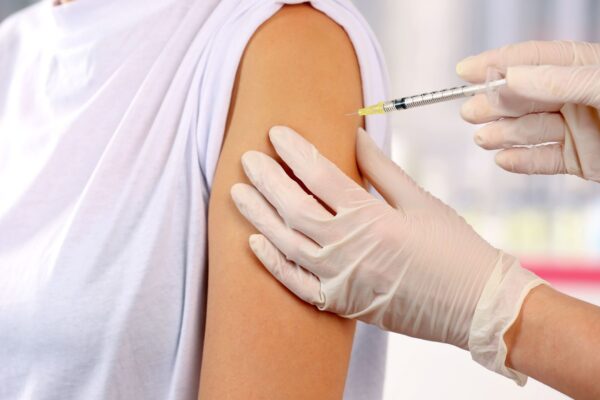 Vacina treina imunidade para impedir câncer de pulmão. (Foto: Pixelshot via Canva)