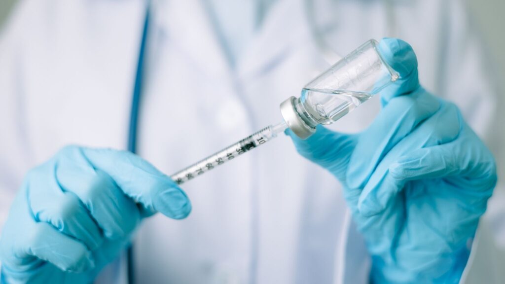 Oxford testa primeira vacina preventiva contra câncer. (Foto: Getty Images via Canva)