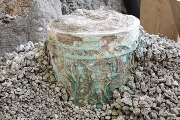 Vaso egípcio luxuoso encontrado em cozinha de Pompeia. (Foto: Divulgação / Parque Arqueológico da Pompeia)