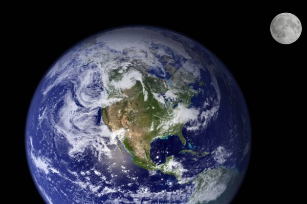 EUA ampliam vigilância e miram objetos ocultos entre Terra e Lua (Imagem: Getty Images/ Canva Pro)