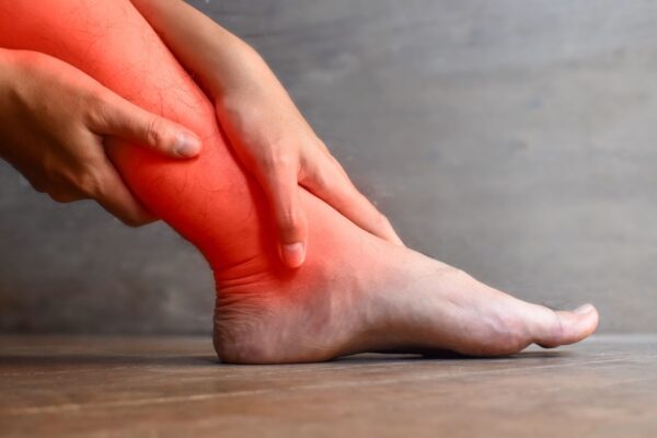 Vitamina K protege vasos e fortalece a circulação das pernas. (Foto: Getty Images via Canva)