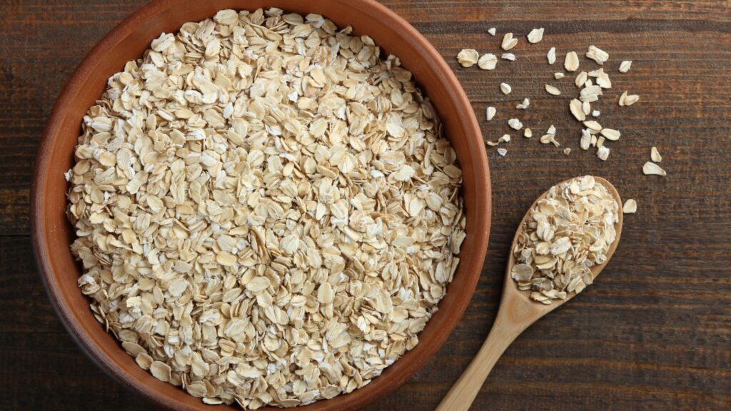 Aveia rica em beta-glucano ajuda a reduzir o colesterol LDL. (Foto: Getty Images via Canva)