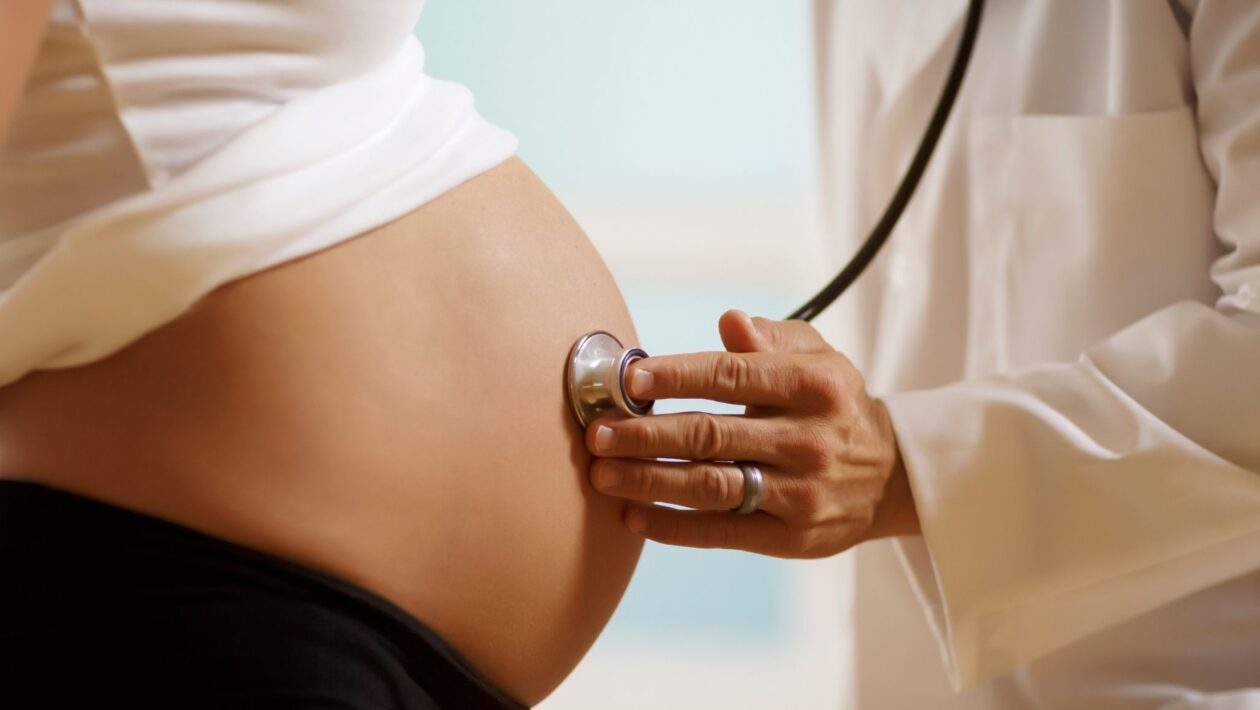 OMS certifica avanço histórico do Brasil contra o HIV. (Foto: Getty Images via Canva)