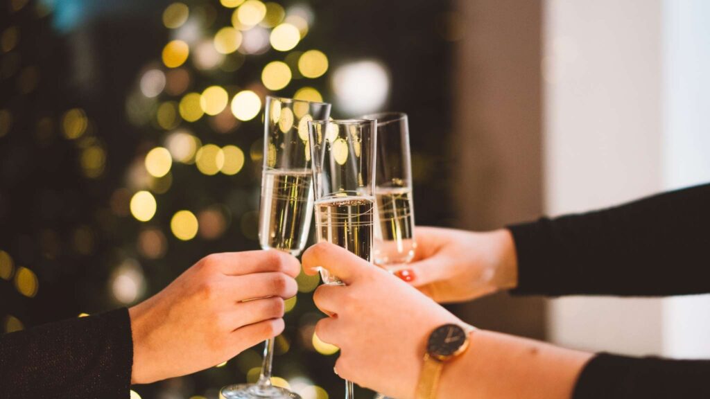 Curta as festas sem mal-estar com essas estratégias práticas e eficazes (Imagem: Getty Images/ Canva Pro)
