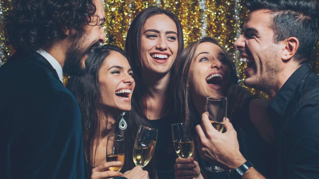 Dicas simples de nutrição e hidratação para evitar ressaca no fim de ano (Imagem: Getty Images/ Canva Pro)