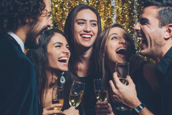 Dicas simples de nutrição e hidratação para evitar ressaca no fim de ano (Imagem: Getty Images/ Canva Pro)