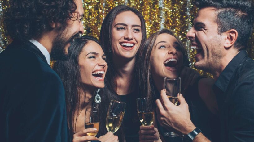 Dicas simples de nutrição e hidratação para evitar ressaca no fim de ano (Imagem: Getty Images/ Canva Pro)