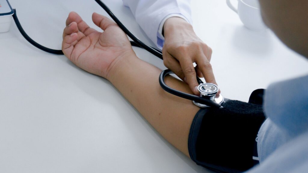 Proteína recém-descoberta age contra hipertensão e infarto. (Foto: Charliepix via Canva)