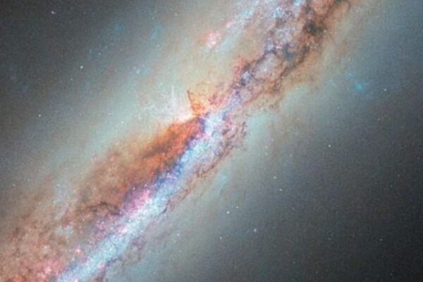 Gás ionizado escapando de galáxia observada pelo Telescópio Hubble (11)