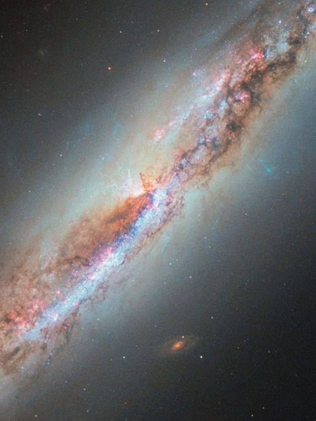 Hubble revela pluma de gás em fuga de galáxia próxima