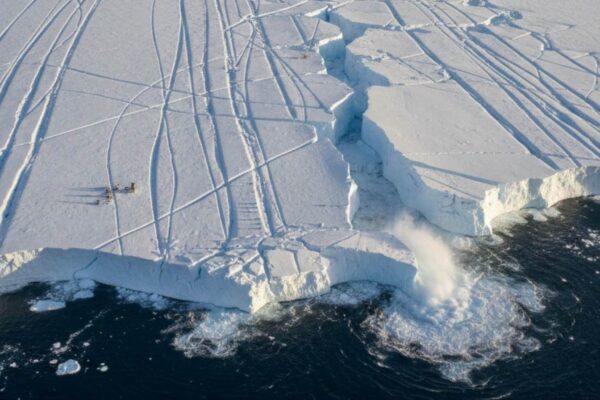 Colapso da geleira Thwaites ameaça nível do mar global (Imagem: Gerada por IA/ Gemini)
