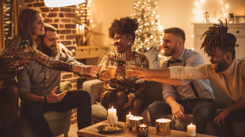 Síndrome do Coração de Feriado: evite excessos nas ceias e bebidas (Imagem: Getty Images/ Canva Pro)
