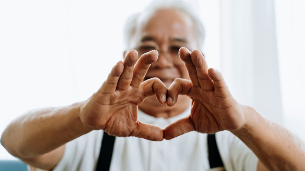 Comer amêndoas pode ajudar a envelhecer com mais saúde. (Foto: Twinster photo via Canva)