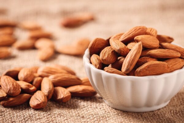 Amêndoas oferecem nutrientes que protegem o cérebro. (Foto: Photography via Canva)