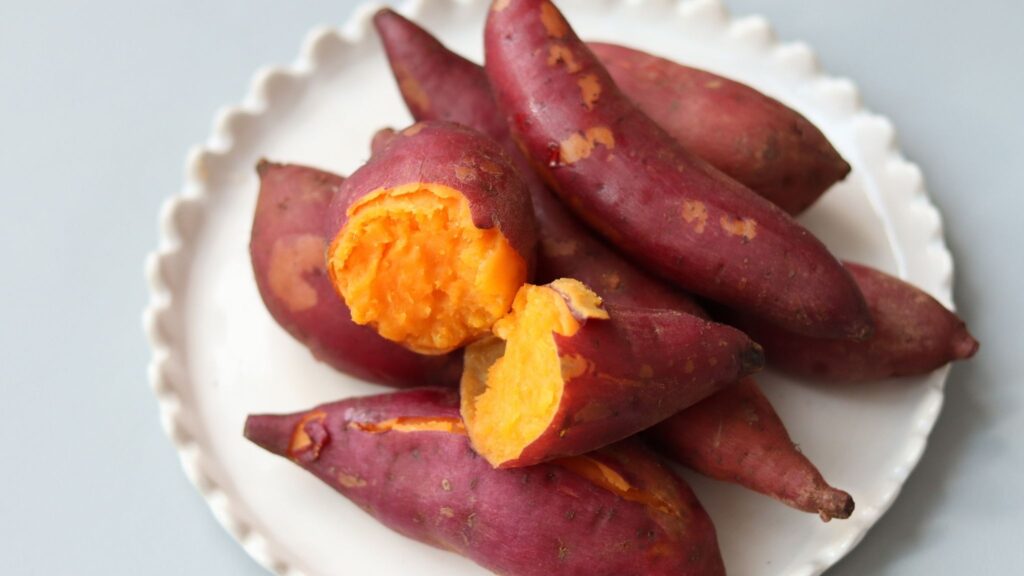 Rica em fibras, a batata-doce aumenta a saciedade. (Foto: Limonsparkk via Canva)