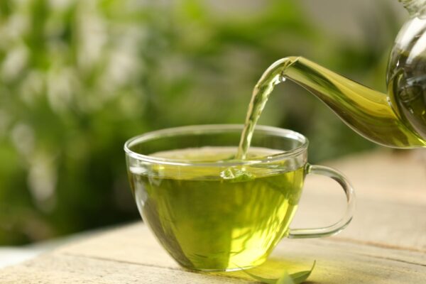 Chá verde pode ajudar a proteger o cérebro do envelhecimento. (Foto: Pixelshot via Canva)