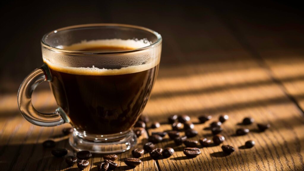 Estudo associa exposição precoce à cafeína a maior risco metabólico (Imagem: Getty Images/ Canva Pro)