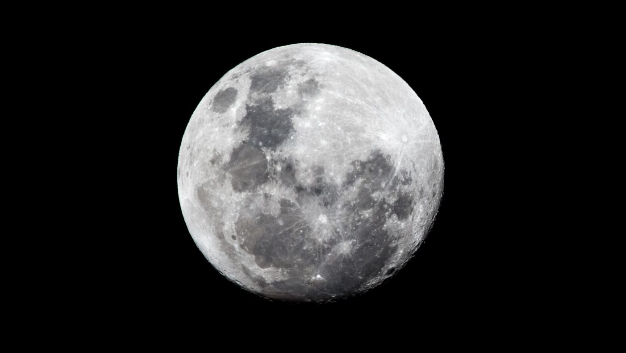 Céu do mês traz fenômenos astronômicos imperdíveis para observadores. (Imagem: Getty Images/ Canva Pro)