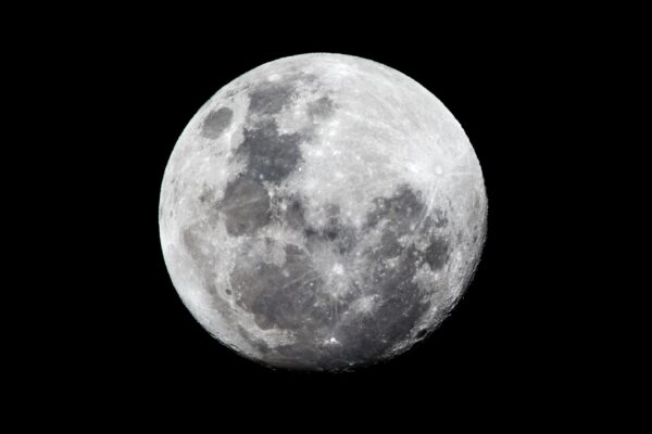 Céu do mês traz fenômenos astronômicos imperdíveis para observadores. (Imagem: Getty Images/ Canva Pro)