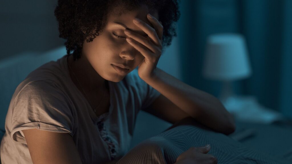 Insônia pode surgir de um relógio interno desregulado. (Foto: Pexels via Canva)